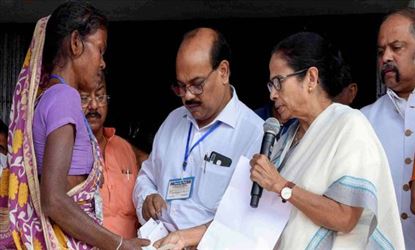 ত্রাণ নিয়ে রাজনীতি না করার আহ্বান মমতার